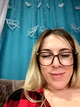 Webcam Model(MommmyYummy) is live