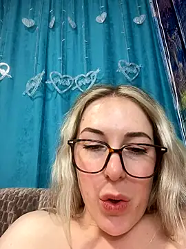 Webcam Model(MommmyYummy) is live