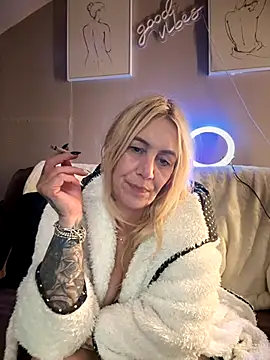 Webcam Model (blondebitch2)  is live.Free join now!