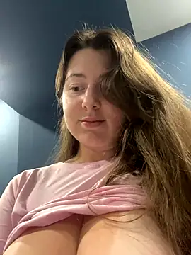 Webcam Model (curvyflawless)  is live.Free join now!