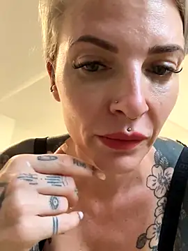 Webcam Model(tezzatattoo) is live