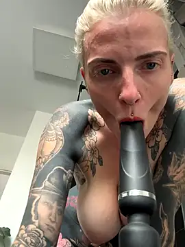 Webcam Model (tezzatattoo)  is live.Free join now!