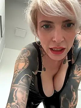 Webcam Model(tezzatattoo) is live