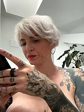 Webcam Model(tezzatattoo) is live