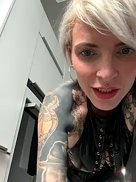 Webcam Model(tezzatattoo) is live