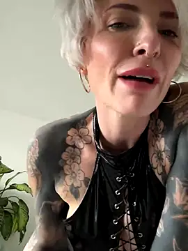 Webcam Model(tezzatattoo) is live