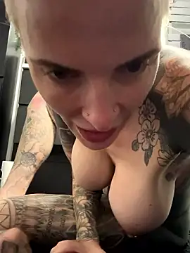 Webcam Model(tezzatattoo) is live