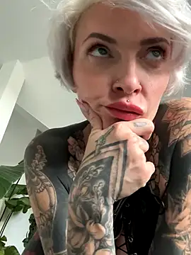 Webcam Model(tezzatattoo) is live