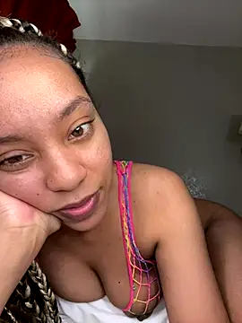 Webcam Model (juicyyy323)  is live.Free join now!