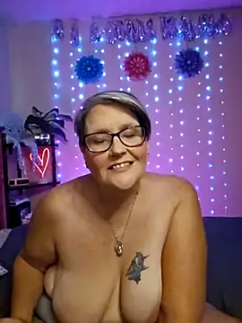 Webcam Model (DEESPRETTIES)  is live.Free join now!