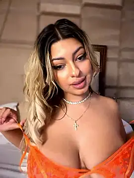 Webcam Model(YaraMoon_) is live