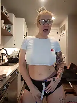 Webcam Model (HollyTattoo)  is live.Free join now!