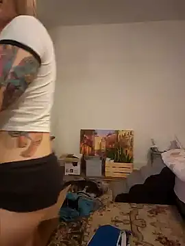 Webcam Model (HollyTattoo)  is live.Free join now!