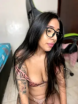 Webcam Model (kiaraglam2)  is live.Free join now!