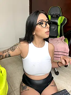 Webcam Model (kiaraglam2)  is live.Free join now!