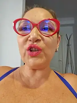 Webcam Model (mature_lisa_naughty)  is live.Free join now!