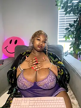 Webcam Model (BigFineSelena)  is live.Free join now!