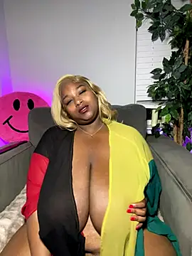 Webcam Model(BigFineSelena) is live