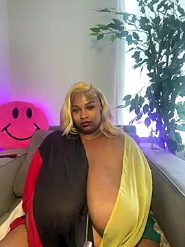 Webcam Model(BigFineSelena) is live