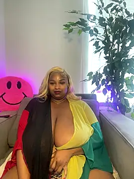 Webcam Model(BigFineSelena) is live