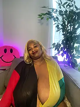 Webcam Model(BigFineSelena) is live