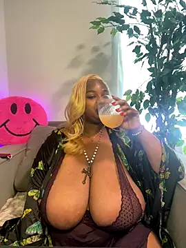 Webcam Model(BigFineSelena) is live