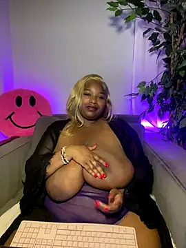 Webcam Model(BigFineSelena) is live