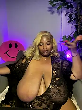 Webcam Model(BigFineSelena) is live