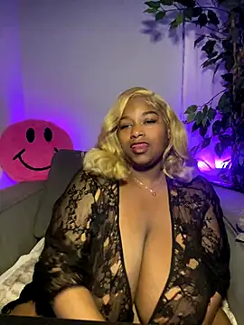 Webcam Model(BigFineSelena) is live