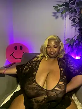 Webcam Model(BigFineSelena) is live