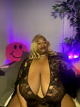 Webcam Model(BigFineSelena) is live