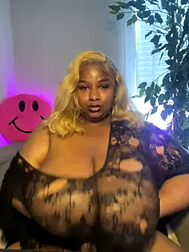 Webcam Model(BigFineSelena) is live