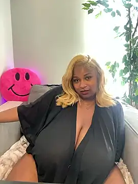 Webcam Model(BigFineSelena) is live