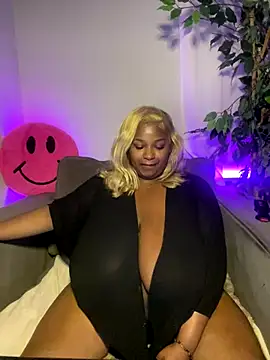 Webcam Model(BigFineSelena) is live