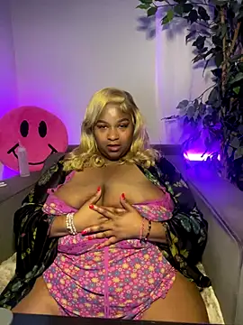 Webcam Model(BigFineSelena) is live