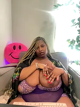 Webcam Model (BigFineSelena)  is live.Free join now!