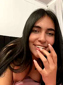 Webcam Model (DaphneUwu)  is live.Free join now!