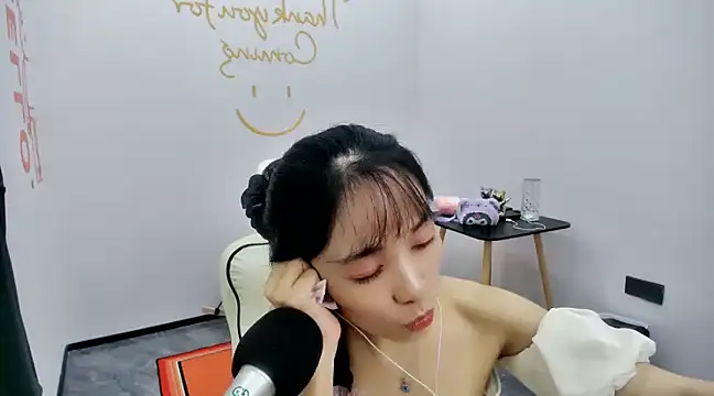 美女AMYDD1212在线直播