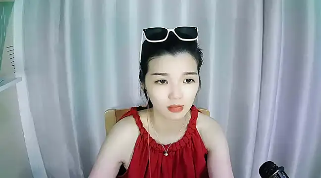 美女UYUK1122在线直播