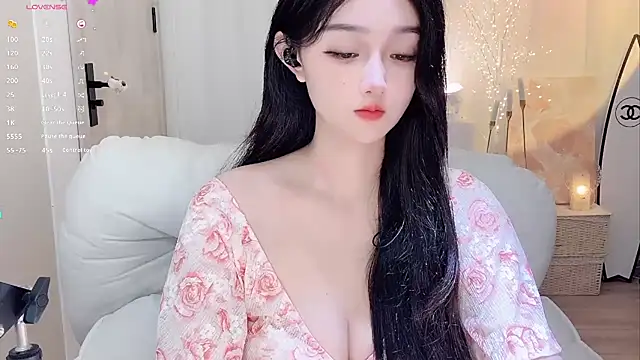 美女IssDoris在线直播