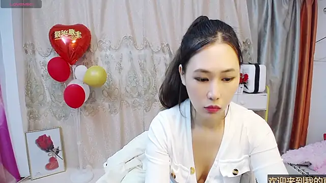 美女LittleBao在线直播