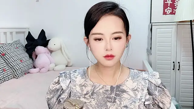 美女XINXINh在线直播