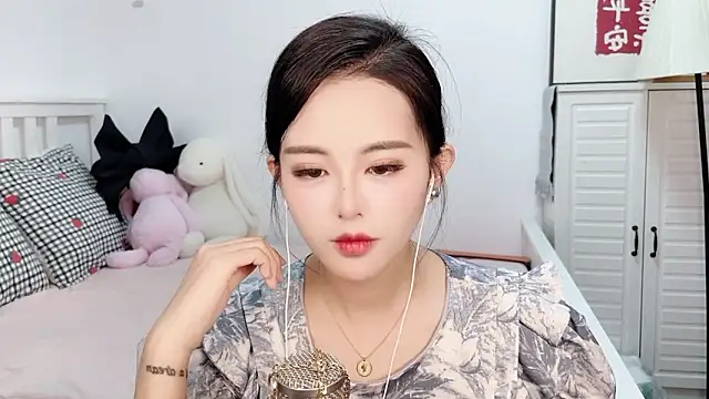 美女XINXINh在线直播