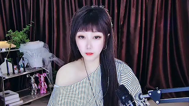 美女xiaoya666--baby在线直播