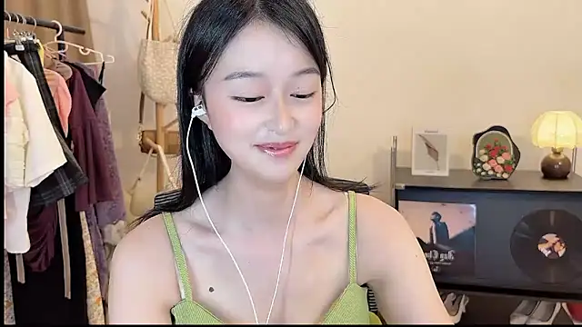 美女Onechestnut在线直播