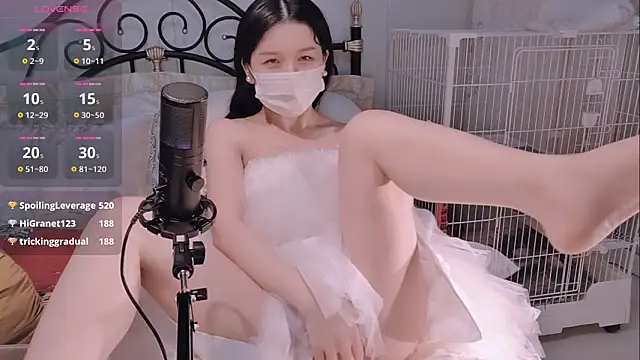 美女BingLin-在线直播