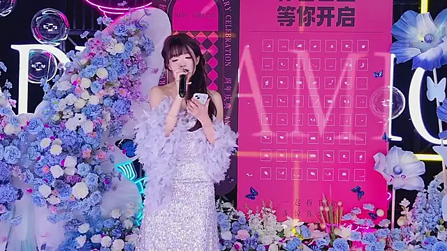 美女NEW-girl520在线直播
